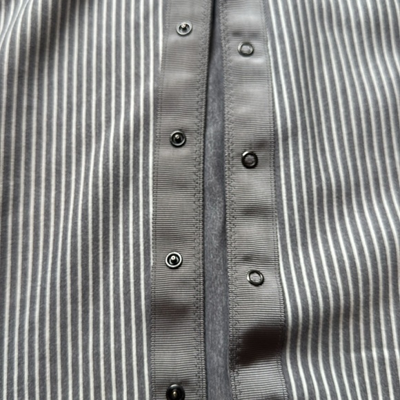 Lululemon Vinyasa Snap Scarf/Wrap/Cover Up Heathered Gray/White Stripe. - Picture 3 of 11